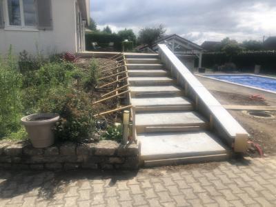 La Bâtie Montgascon (terrasse, escalier, jardinière)